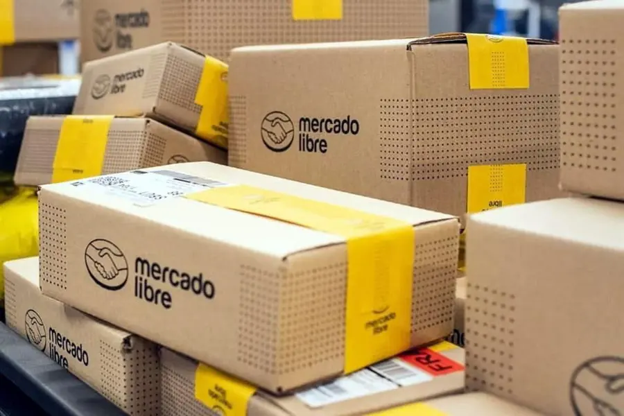 Paquetes preparados para envío en un centro de distribución